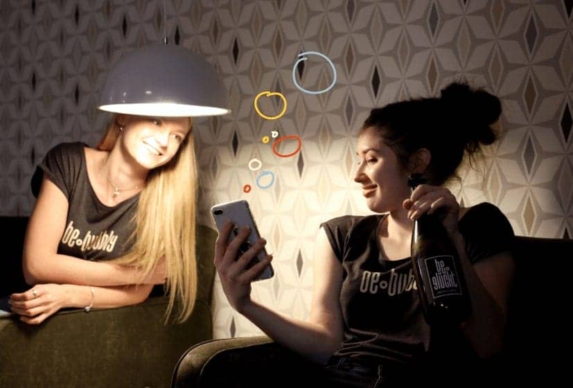Zwei Frauen schauen auf ein Handy