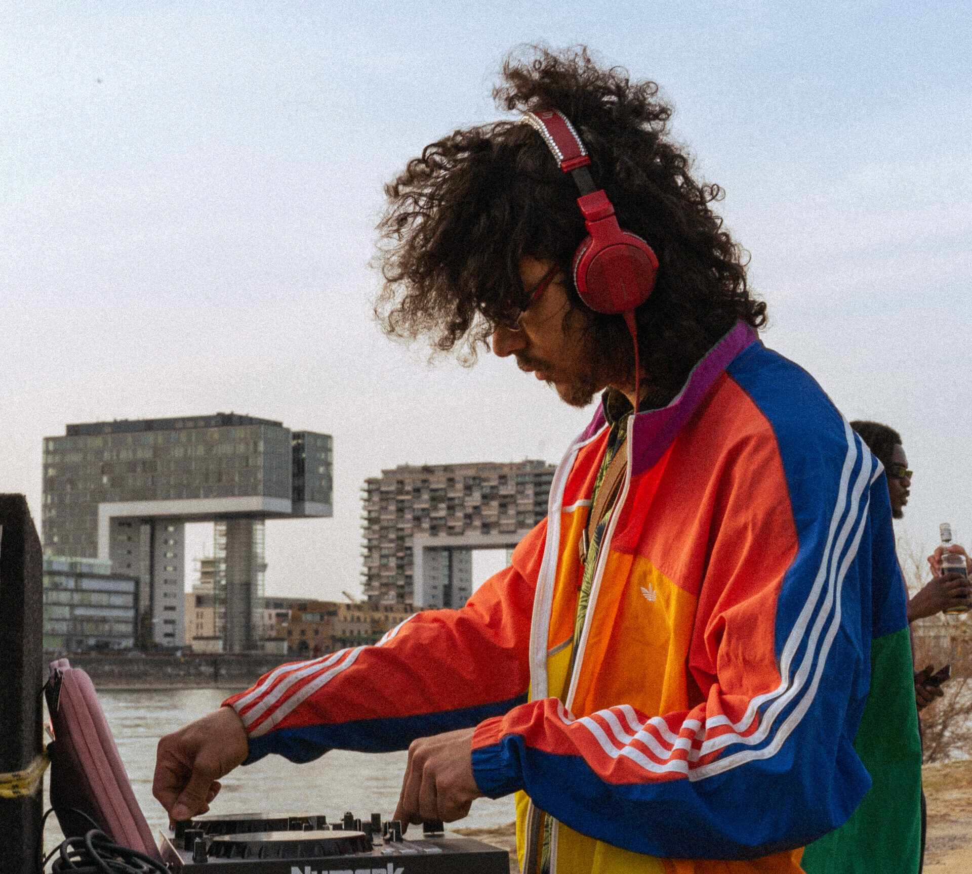DJ mit buntem Outfit legt am Rheinufer in Köln auf – Musik und Stimmung bei be°bubbly Event