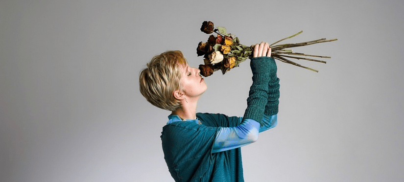 Sängerin Lili mit Blumenstrauß - Künstlerin bei der Blue Hour Konzertreihe von be°bubbly